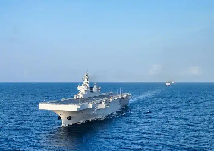 实拍国产两栖攻击舰"海南"舰多课目协同训练-搜狐大视野-搜狐新闻