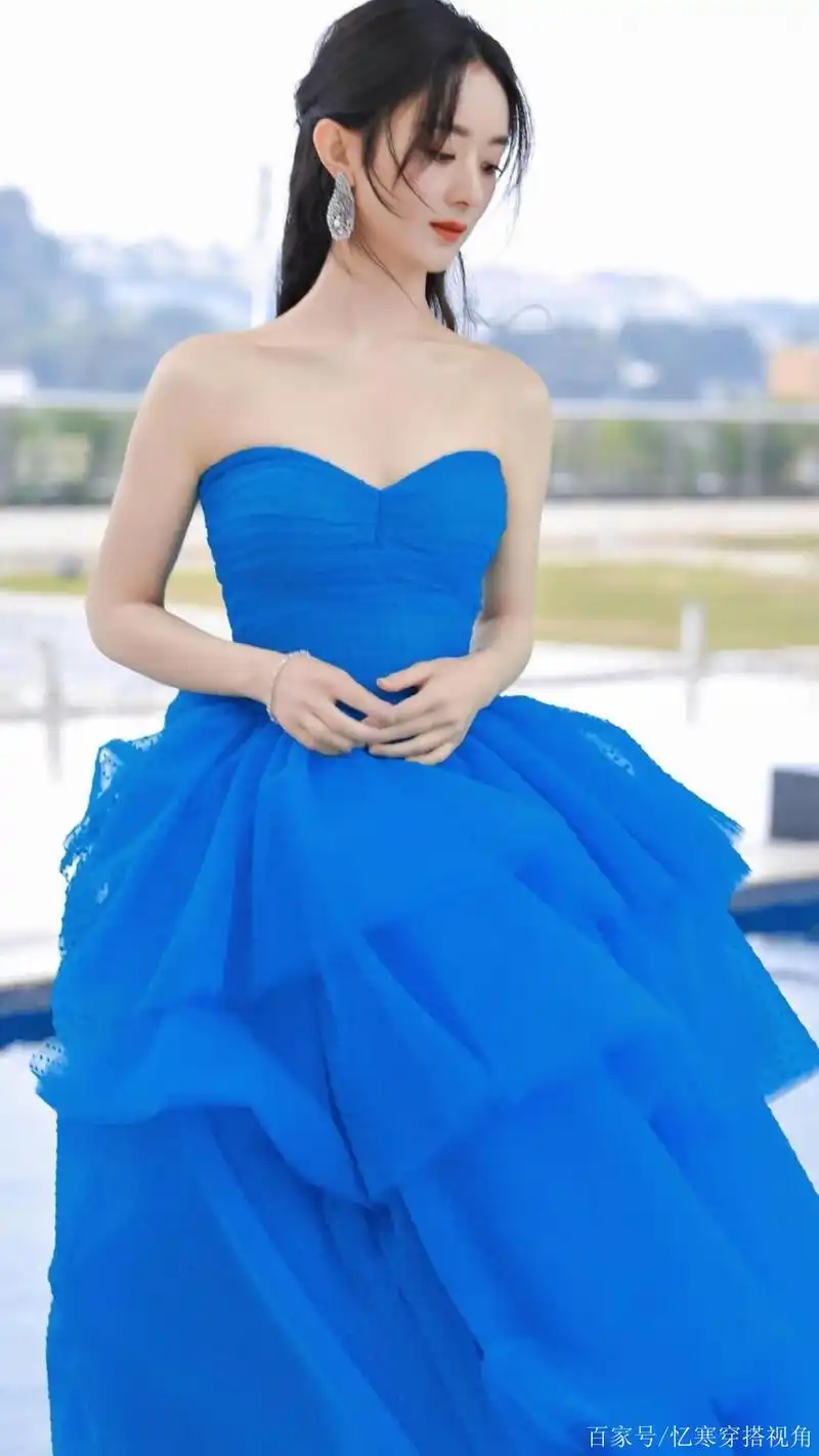 穿蓝色长裙的赵丽颖,皮肤白气质好,好像天仙下了凡
