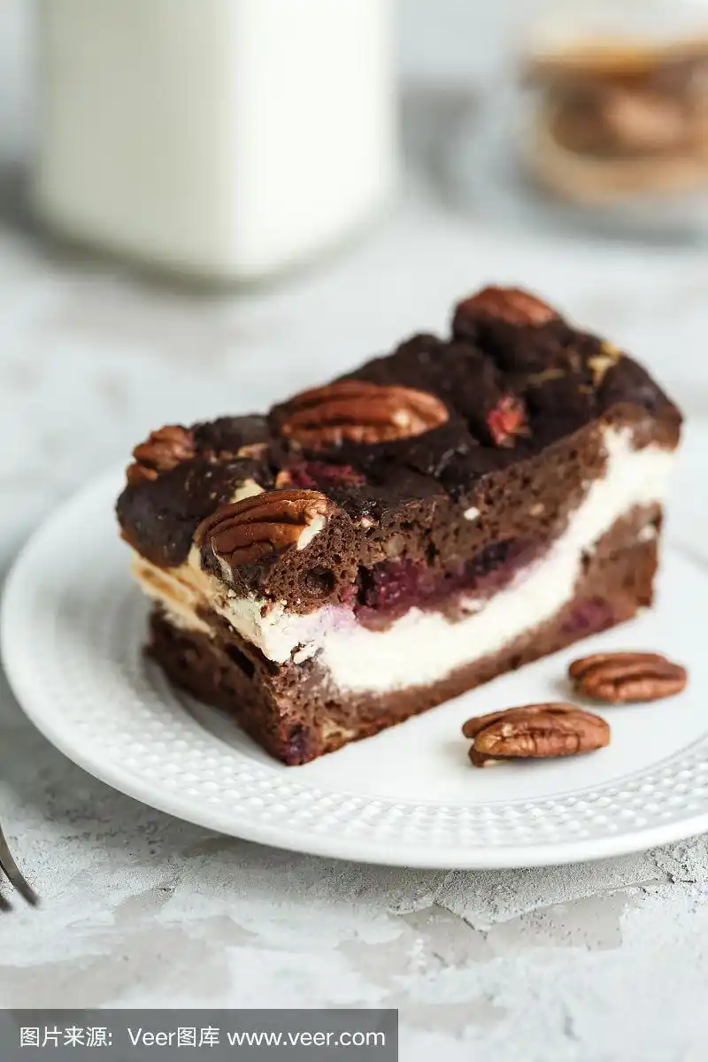 甜点布朗尼芝士蛋糕和坚果
