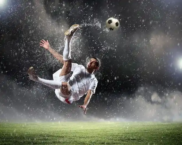 准备活动不充分3,缺乏自我保护意识2,技术动作错误1,犯规动作一,足球