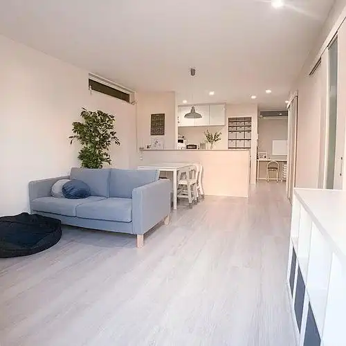 一进门,一套充满治愈的房间,整个环境收拾得干净整洁,井井有序