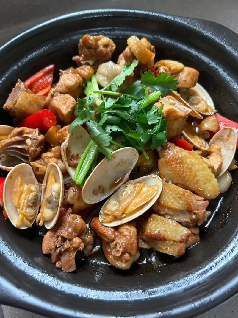 这样做的花甲鸡煲酱香浓郁,鸡肉鲜嫩多汁,好吃又下饭!我妈的拿手菜!