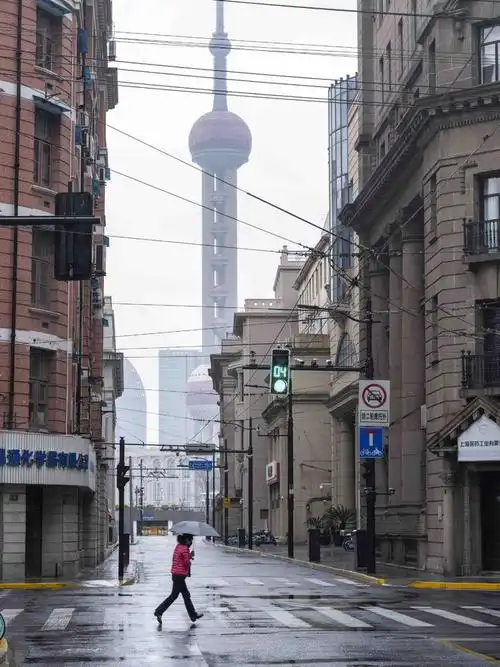 摄影记疫上海街道的日与夜从未空荡得如此相近