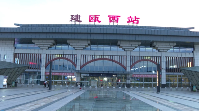 在合福高铁建瓯西站进出站口,除了常规的红外线测温外,还加强了出行