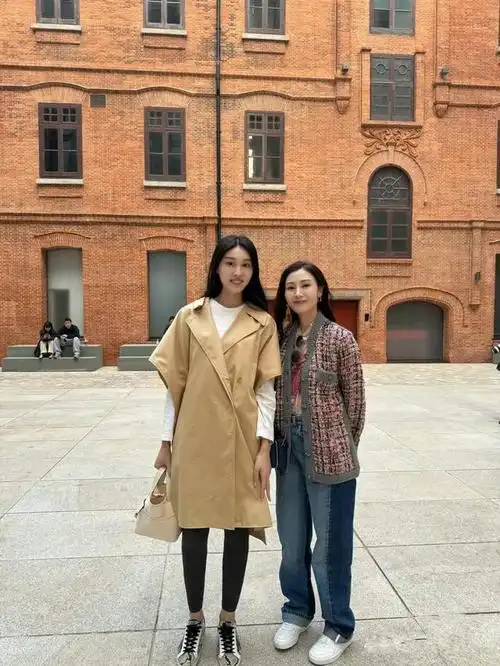 53岁李嘉欣与粉丝合影,身材矮小被网友认错