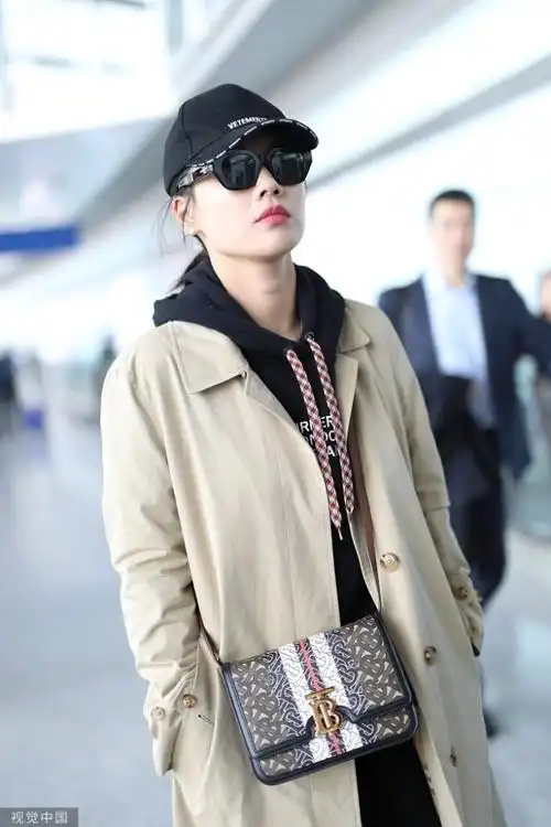 马思纯现身机场风衣造型大方帅气,身材高挑瘦了很多脸小一圈