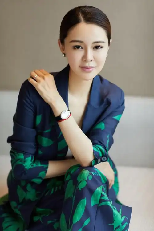 关悦亮相全球风格论坛 穿印花套装展东方韵味