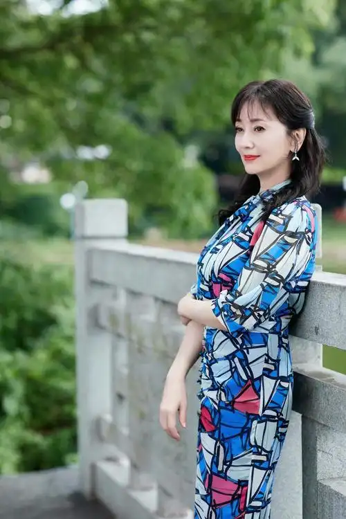 很多中老年女性朋友在拍照时会刻意摆拍甚至是自我放飞式的摆姿势