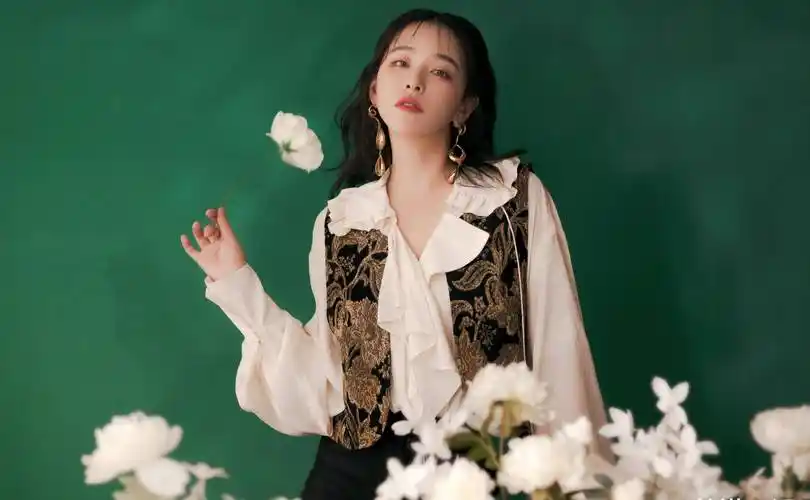 原创阚清子最新写真甜美优雅白衬衫宫廷风背心是好气质千金大小姐