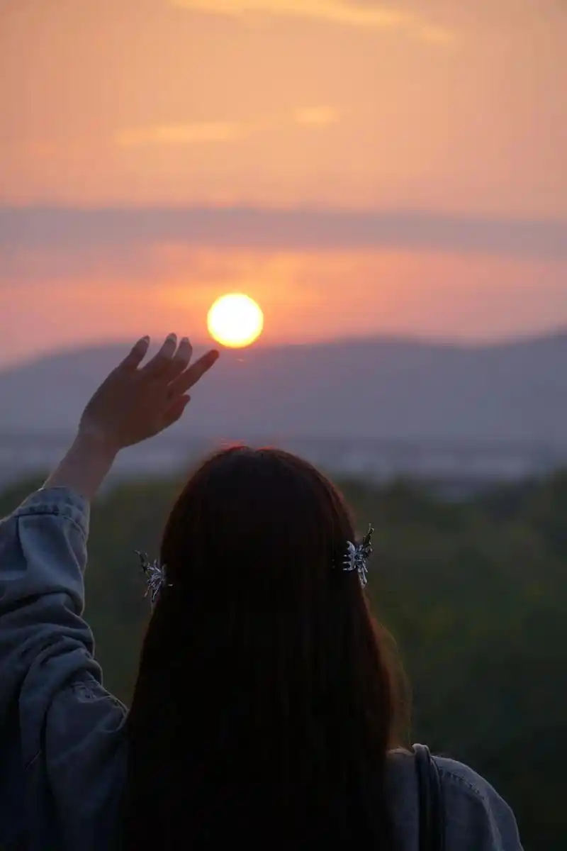 这个秋天一起与巢院的晚霞合影吧#夕阳下的背影 #夕阳西下落日余晖