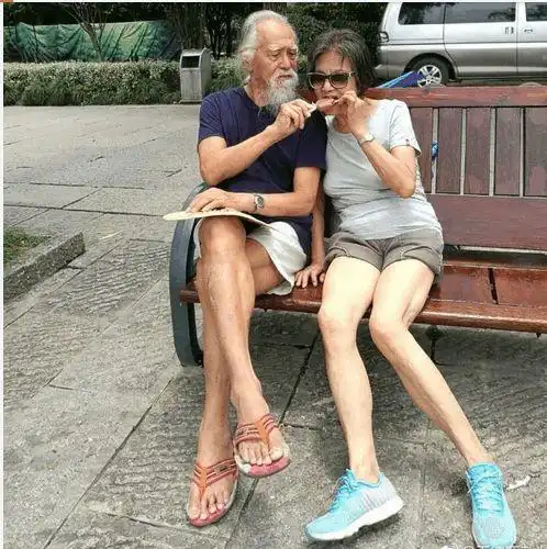 82岁王德顺与妻子庆金婚同吃一冰棍似小情侣网友嫁给了爱情