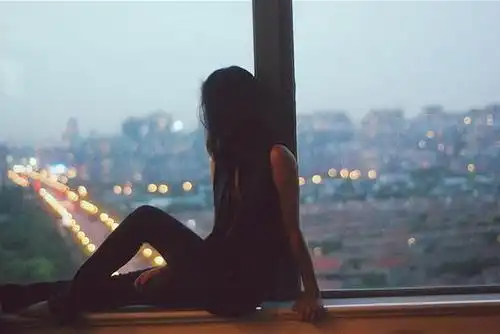 很失落很伤感的句子,我还在原地徘徊,等待那早已没有的未来