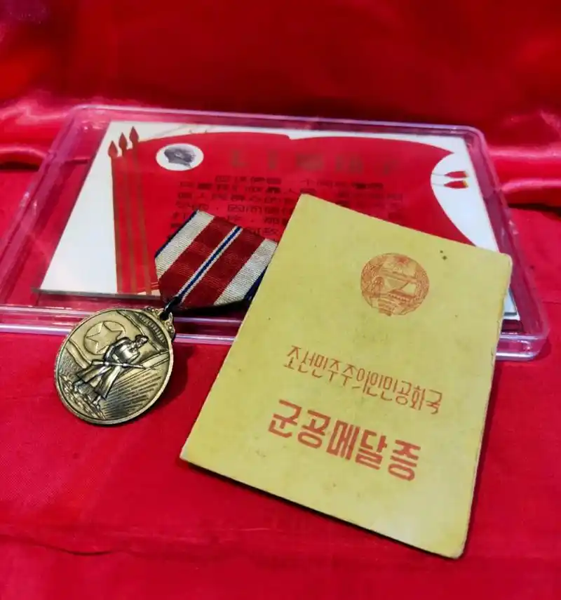 抗美援朝军功奖章俗称"三级战士奖章",早期没有设立朝鲜国旗勋 - 抖音