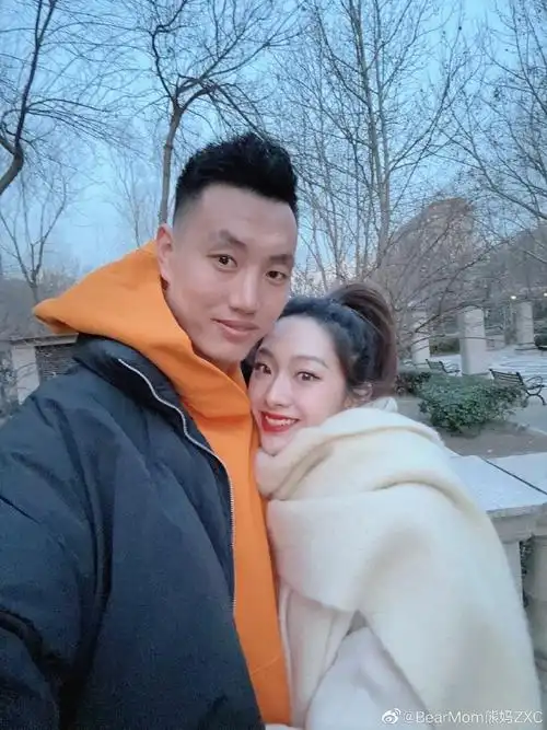 翟晓川晒与妻子合照:祝大家新年快乐 身体健康 一定成92|翟晓川