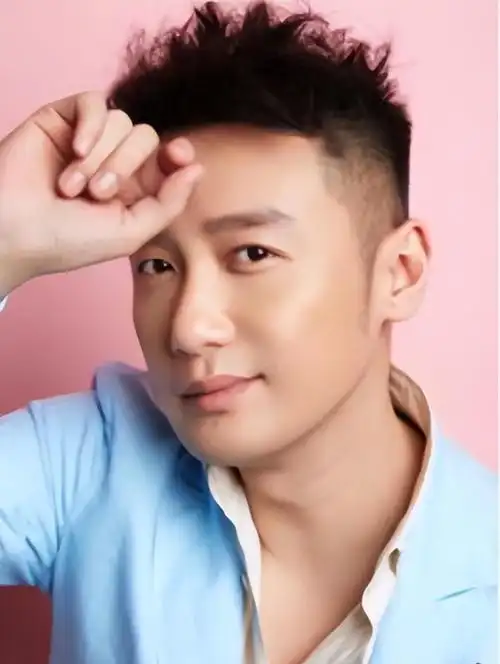 1983年,巩峥出生在江西南昌的一个小康家庭,他从小就表现出聪慧听话