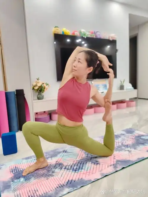 前面几张图片这个瑜伽体式叫马里奇d,万里挑一的人能完成.