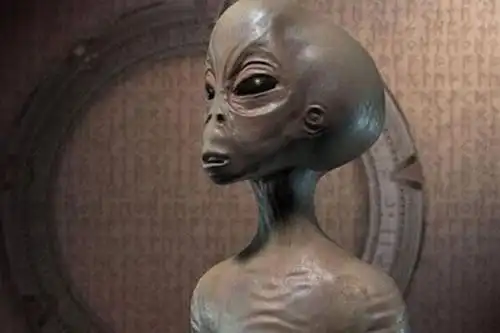 这是一个名叫"斯科特·韦林"的人,他是世界上著名的不明飞行物猎人和