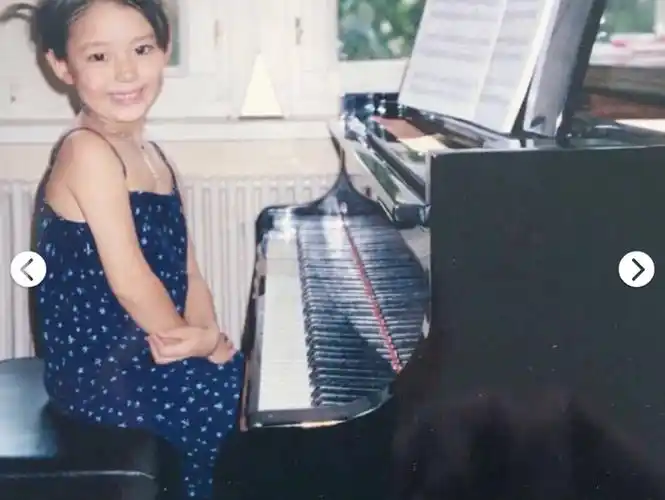 吉娜分享童年照 大眼睛炯炯有神俏皮可爱