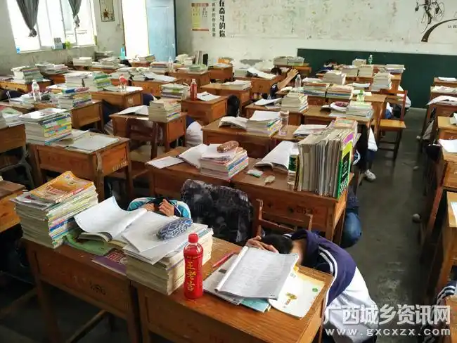 隆林三中举行防震减灾应急疏散演练