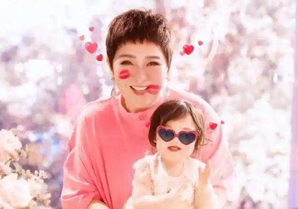 向佐郭碧婷为女儿办生日宴,向太发博公开小奶黄正脸照_向太跟_孙女