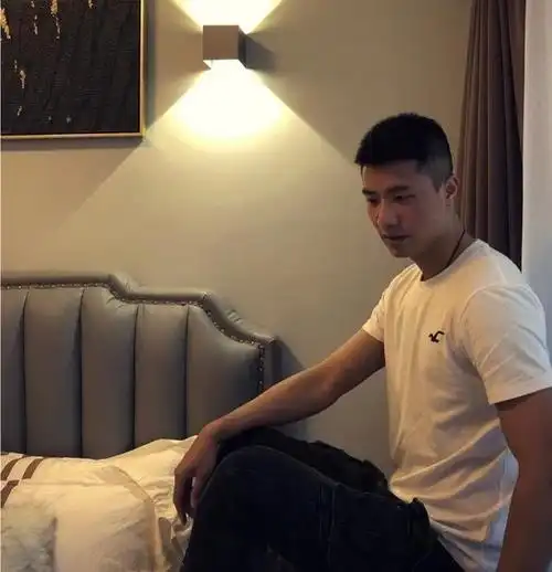 帅哥生活照组图一个人,帅哥照片生活照一人(帅哥图片生活照同一人)