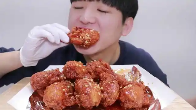 韩国吃货小哥,吃8个香辣炸鸡腿,发出咀嚼声,吃得真馋人
