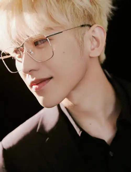 蔡徐坤金发西装墨镜随拍这谁看了不迷糊啊2