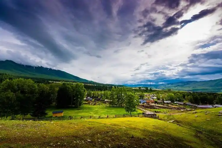 白哈巴村(白哈巴景区)被称为西北第一村和西北第一哨,位于新疆阿勒泰