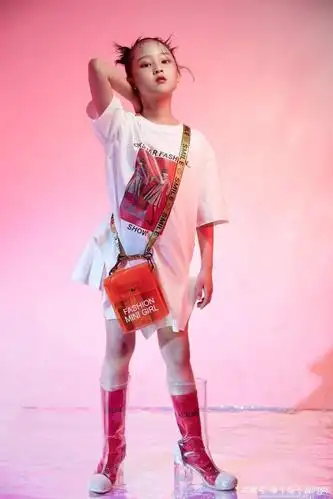 张婉儿这是长大了,才10岁就这么时髦,脚踩"隐形靴"精灵又古怪