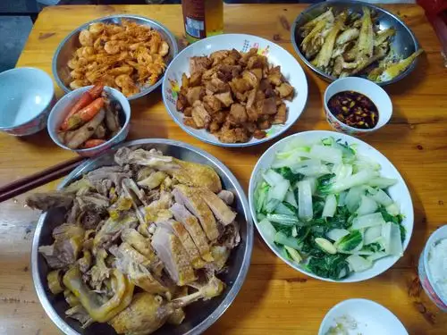 乡下朴素团圆晚餐