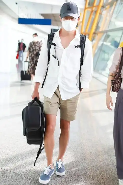 男星街拍哥哥们的花样衬衫秀你最中意谁