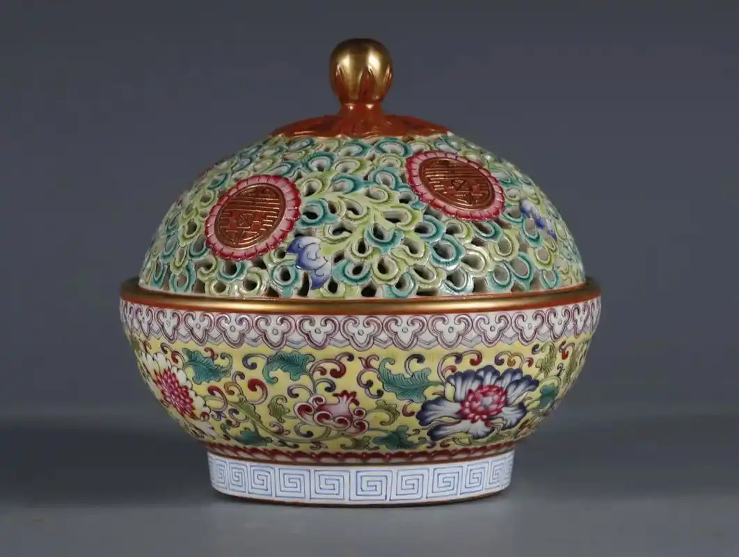 乾隆年制款绿地粉彩描金雕刻镂空香薰盖盒