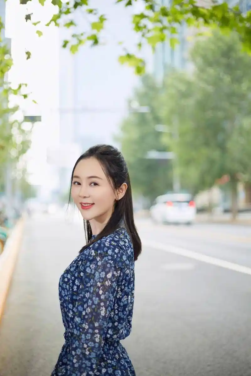 "甜美女神"魏新雨 又一组街拍曝光每一张都是仙气十足