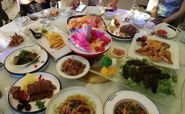 广东60后老人聚会,晒出照片走红网络,网友:他们是懂喝酒的