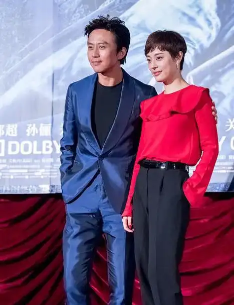 孙俪和邓超一起亮相秀恩爱,红色荷叶边衬衫搭配西装裤,减龄洋气
