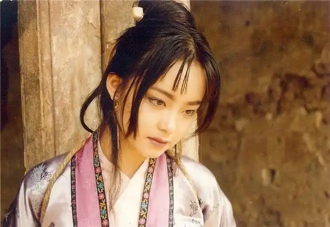 《白眉大侠》里徐良的老婆严英云,44岁如童颜,儿子好可爱_网易订阅