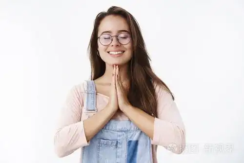 泰然自若的,快乐的,高兴的,戴眼镜的女佛教徒