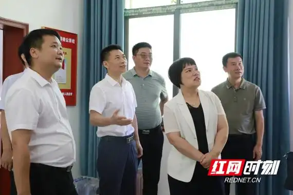 龙飞凤到新田开展人大代表进站履职活动