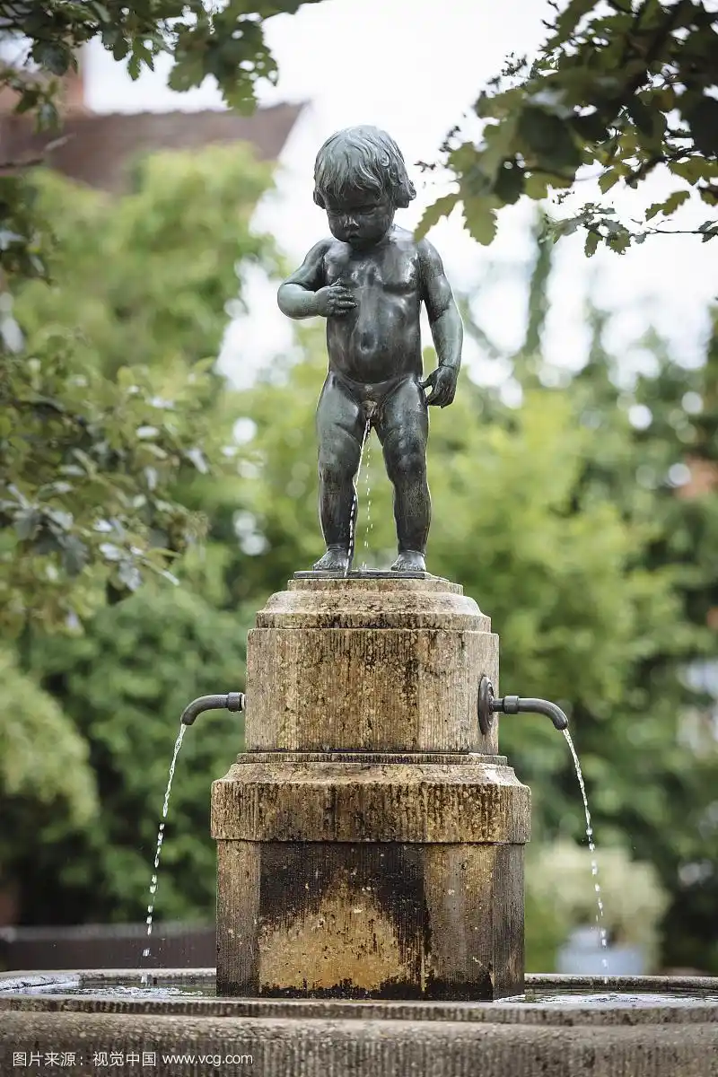 德国巴登-符腾堡斯图加特的雕塑家emil kiemlen的撒尿小男孩雕像