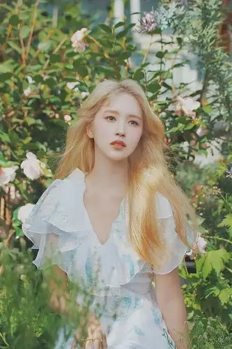 兄弟们进来发点女爱豆漂黄头发的图