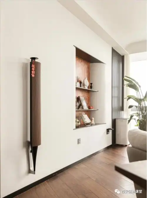 人为利用非承重墙掏出一个凹陷区,不锈钢隔板以及艺术漆的加入,实现一