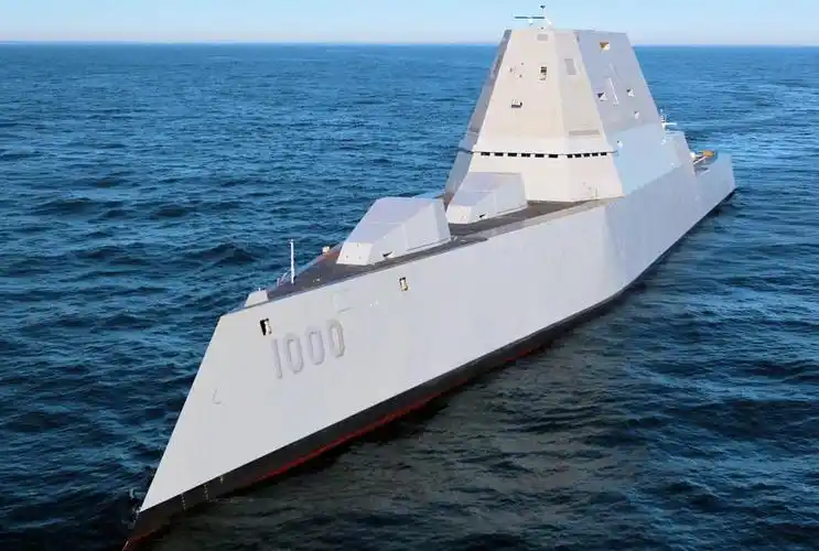 055导弹驱逐舰是基于052d型驱逐舰的基础发展的万吨级导弹驱逐舰,该型