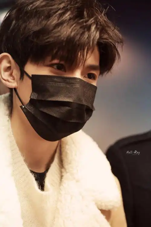 [王源][新闻]190114 王源上海飞北京 口罩也无法遮挡的帅气--爱豆app