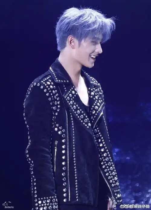 杨洋超话#杨洋17年蓝发造型#我淦 我不允许还有人没有看过杨洋蓝发心