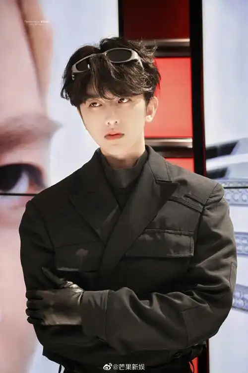 蔡徐坤黑色特工造型#蔡徐坤今日份新鲜活动一身全黑造型酷帅十足 太