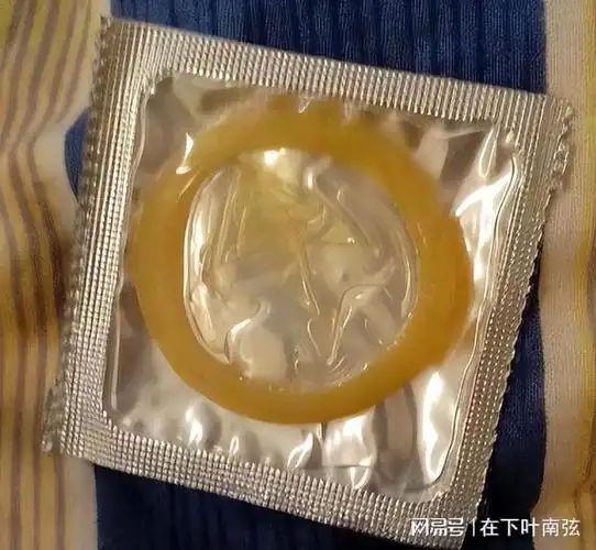 李月心躺在床上辗转反侧,经过深思熟虑后,李月心从垃圾桶里捡起避孕套