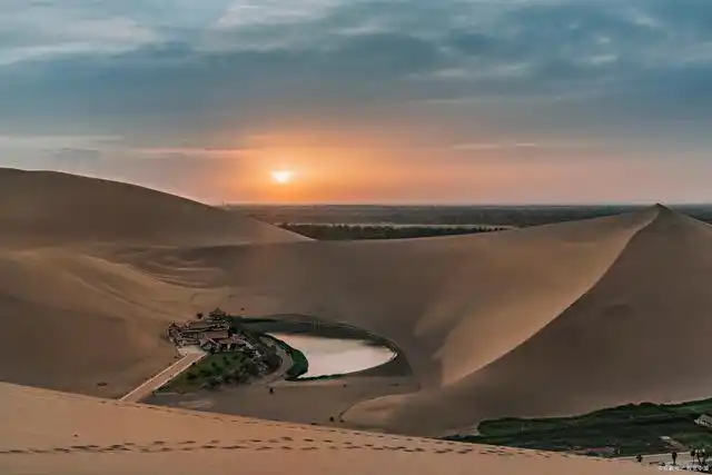 鸣沙山月牙泉位于敦煌市以南,历来以沙漠奇观闻名于世,是敦煌的名片之