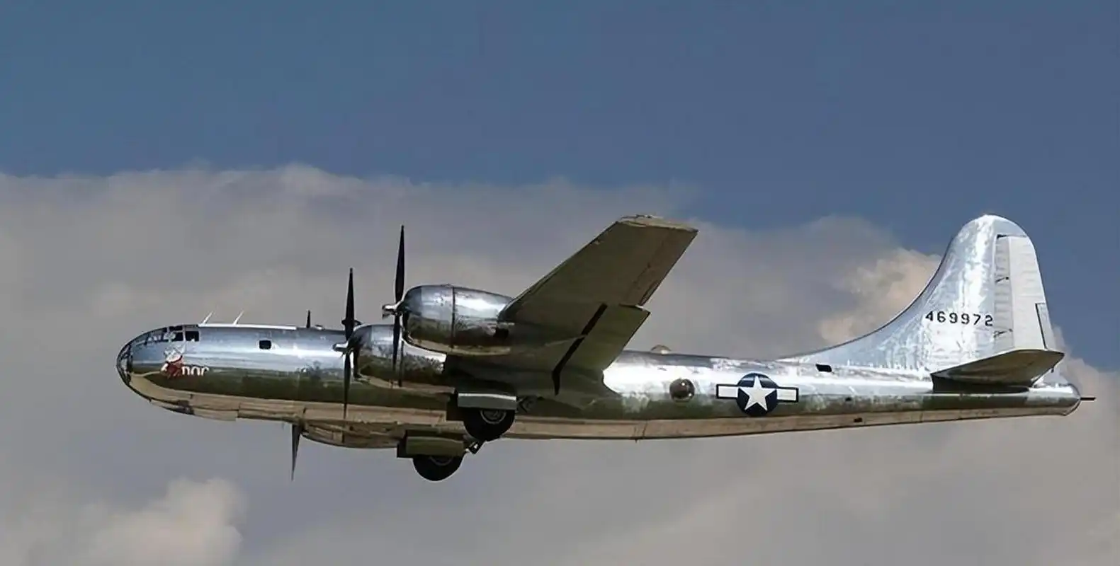 b29轰炸机的性能相当强大,最大载弹量为9吨,是当年 b-17 或 b-24 的三