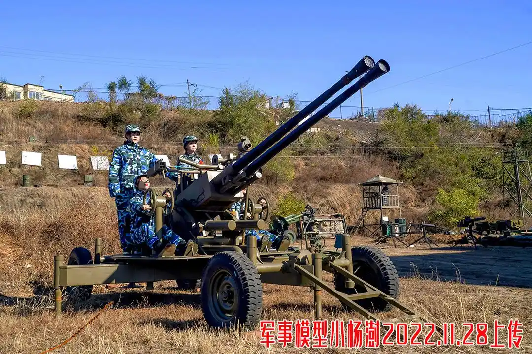 大型三七高射炮模型