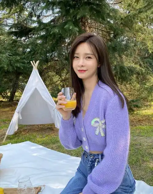 提起沈梦辰大家都不陌生的,作为《快乐大本营》主持人之一杜海涛的女